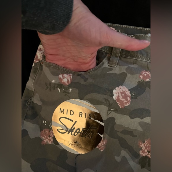 Women’s Royalty For Me Mid Rise NWT camouflage floral shorts in size 12 - Picture 5 of 12